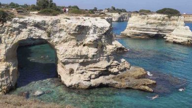 İtalya’daki “Aşıklar Kemeri” artık yok 11 İtalya’nın Puglia kıyılarının simgelerinden biri olan doğal kaya oluşumu, günler süren fırtına ve dalgaların ardından çöktü