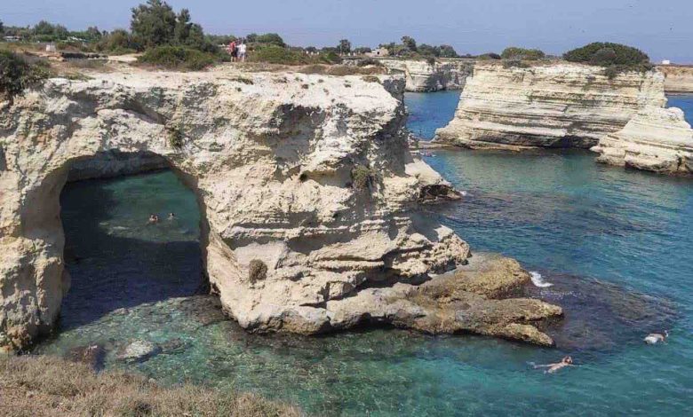 İtalya’daki “Aşıklar Kemeri” artık yok 32 İtalya’nın Puglia kıyılarının simgelerinden biri olan doğal kaya oluşumu, günler süren fırtına ve dalgaların ardından çöktü