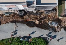 İzmir Menemen’de aşırı yağış sonrası çöken istinat duvarı iki binada ve park halindeki araçlarda hasara yol açt