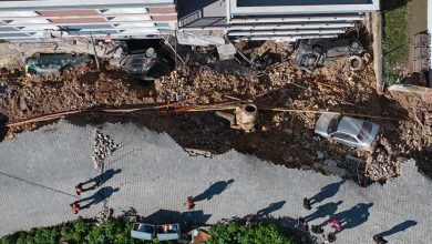 İzmir Menemen’de aşırı yağış sonrası çöken istinat duvarı iki binada ve park halindeki araçlarda hasara yol açt