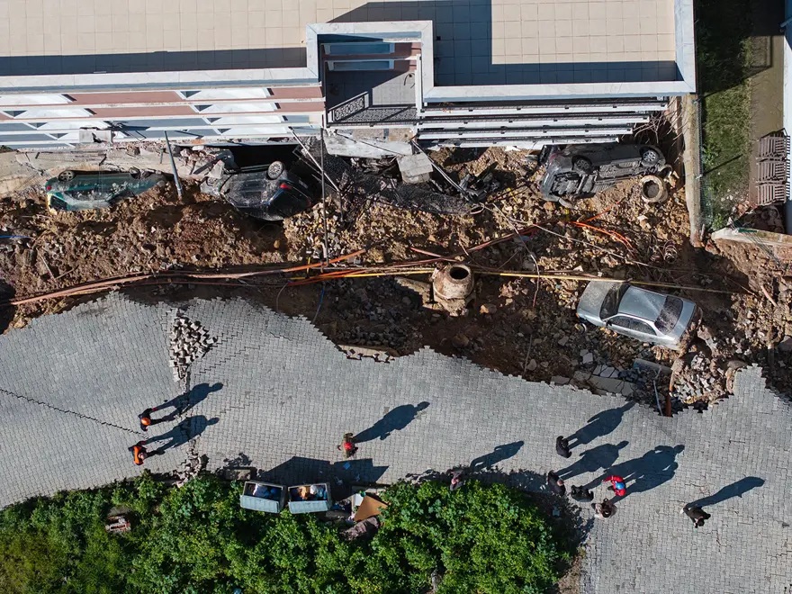 İzmir’de istinat duvarı çöktü: İki bina boşaltıldı, 151 kişi tahliye edildi 1 İzmir Menemen’de aşırı yağış sonrası çöken istinat duvarı iki binada ve park halindeki araçlarda hasara yol açt