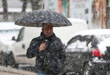 Yurdun bazı kesimlerinde soğuk hava ve kar yağışı yaşamı olumsuz etkilerken birçok yerleşim yerine ulaşım sağlanamıyor