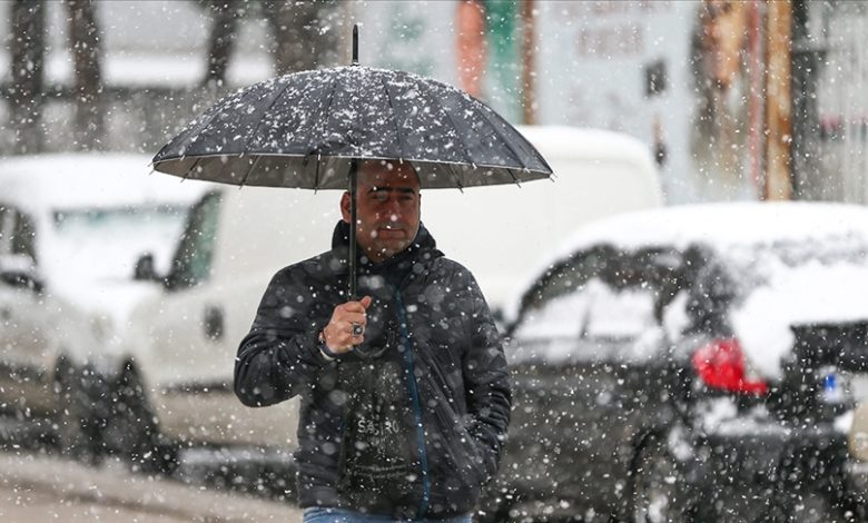 Yurdun bazı kesimlerinde soğuk hava ve kar yağışı yaşamı olumsuz etkilerken birçok yerleşim yerine ulaşım sağlanamıyor
