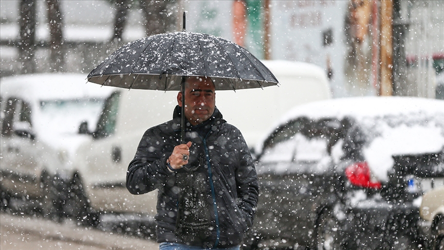Yurdun bazı kesimlerinde soğuk hava ve kar yağışı yaşamı olumsuz etkilerken birçok yerleşim yerine ulaşım sağlanamıyor