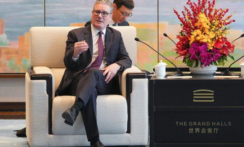 Jeffrey Epstein ile yakın ilişkide olan Peter Mandelson'ı ABD Büyükelçiliği'ne atayan İngiltere Başbakanı Starmer köşeye sıkıştı