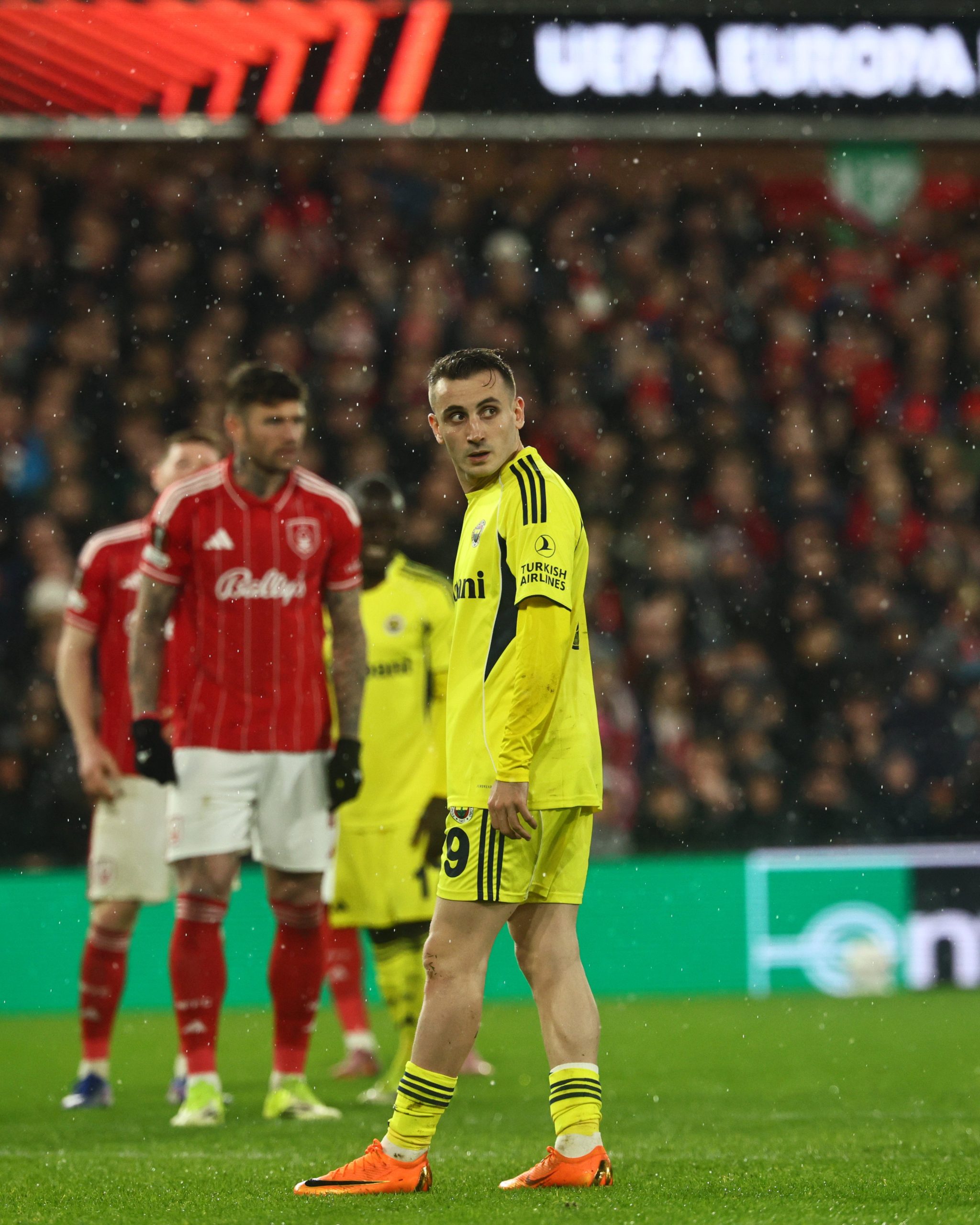 Fenerbahçe'ye yazık oldu 1 Fenerbahçe, UEFA Avrupa Ligi son 16 play-off turu rövanşında deplasmanda Nottingham Forest'ı 2-1 mağlup etse de toplamda 4-2'lik skorla Avrupa'ya veda etti
