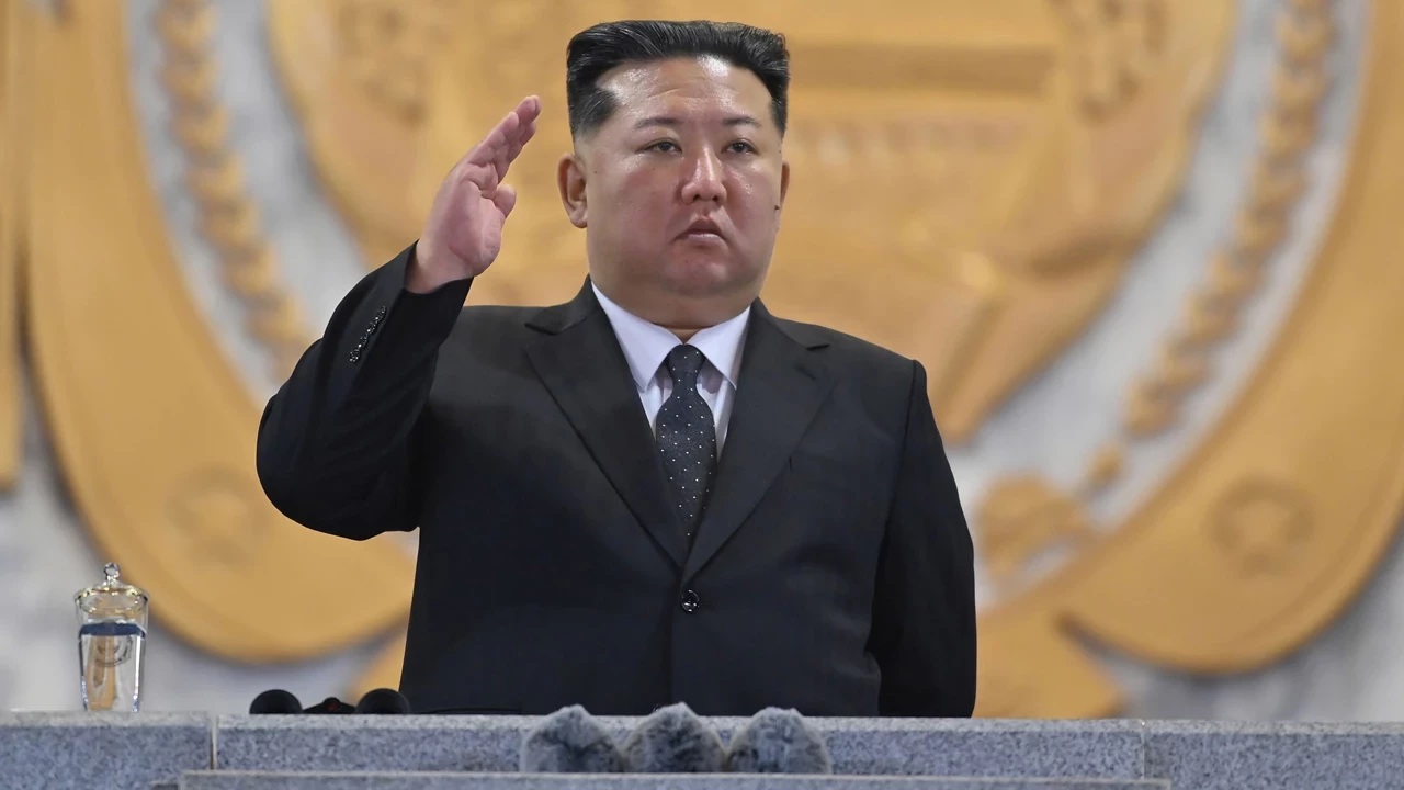 Kuzey Kore lideri Kim Jong-un, ABD’nin Pyongyang’ın nükleer statüsüne saygı göstermesi ve “düşmanca tutumdan” vazgeçmesi halinde ilişkilerin düzelebileceğini söyledi.