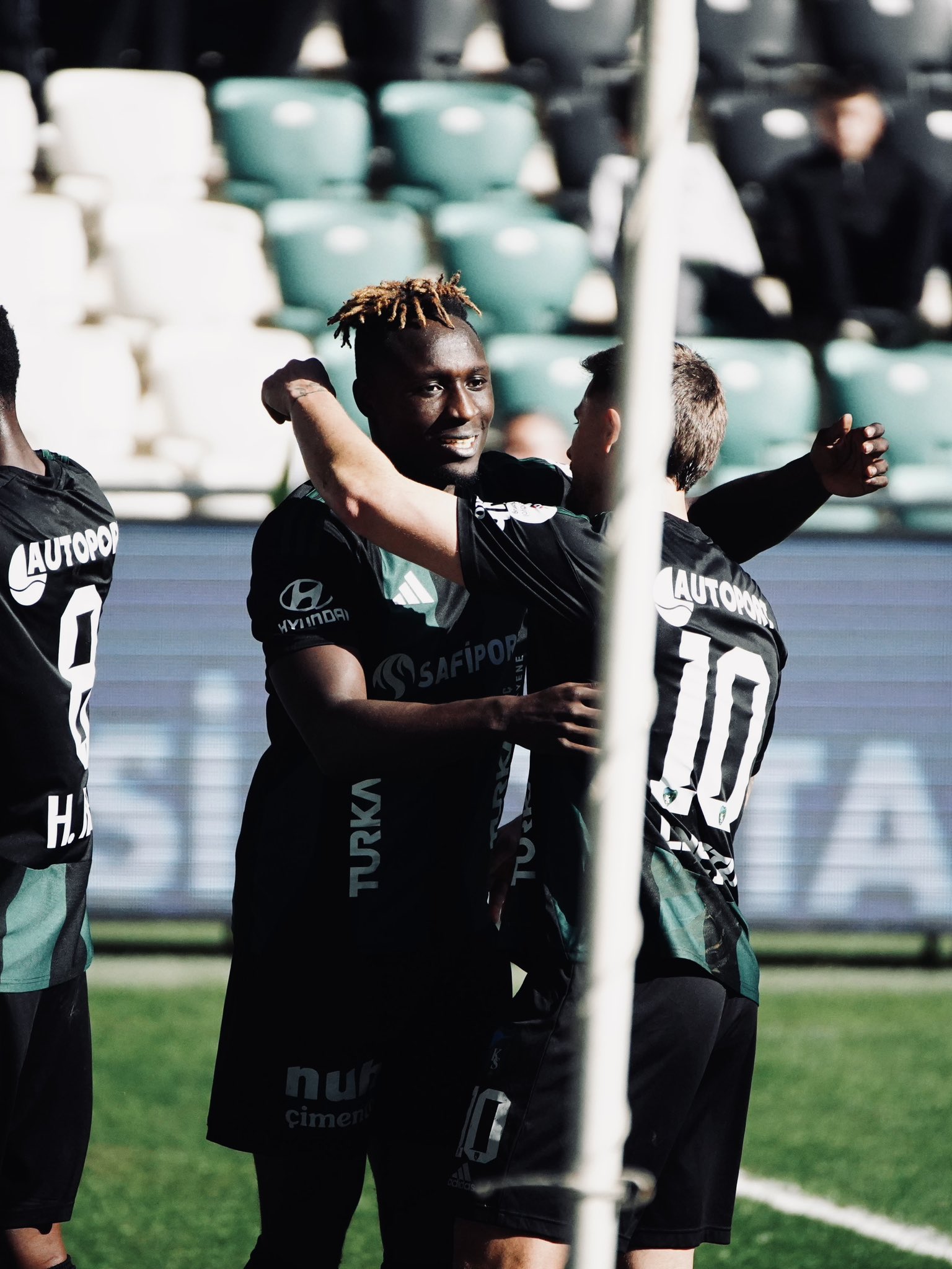 Kocaelispor'dan art arda galibiyet 1 Kocaelispor, Gaziantep FK'yı farklı yenerek Trendyol Süper Lig'de art arda ikinci galibiyetini elde etti