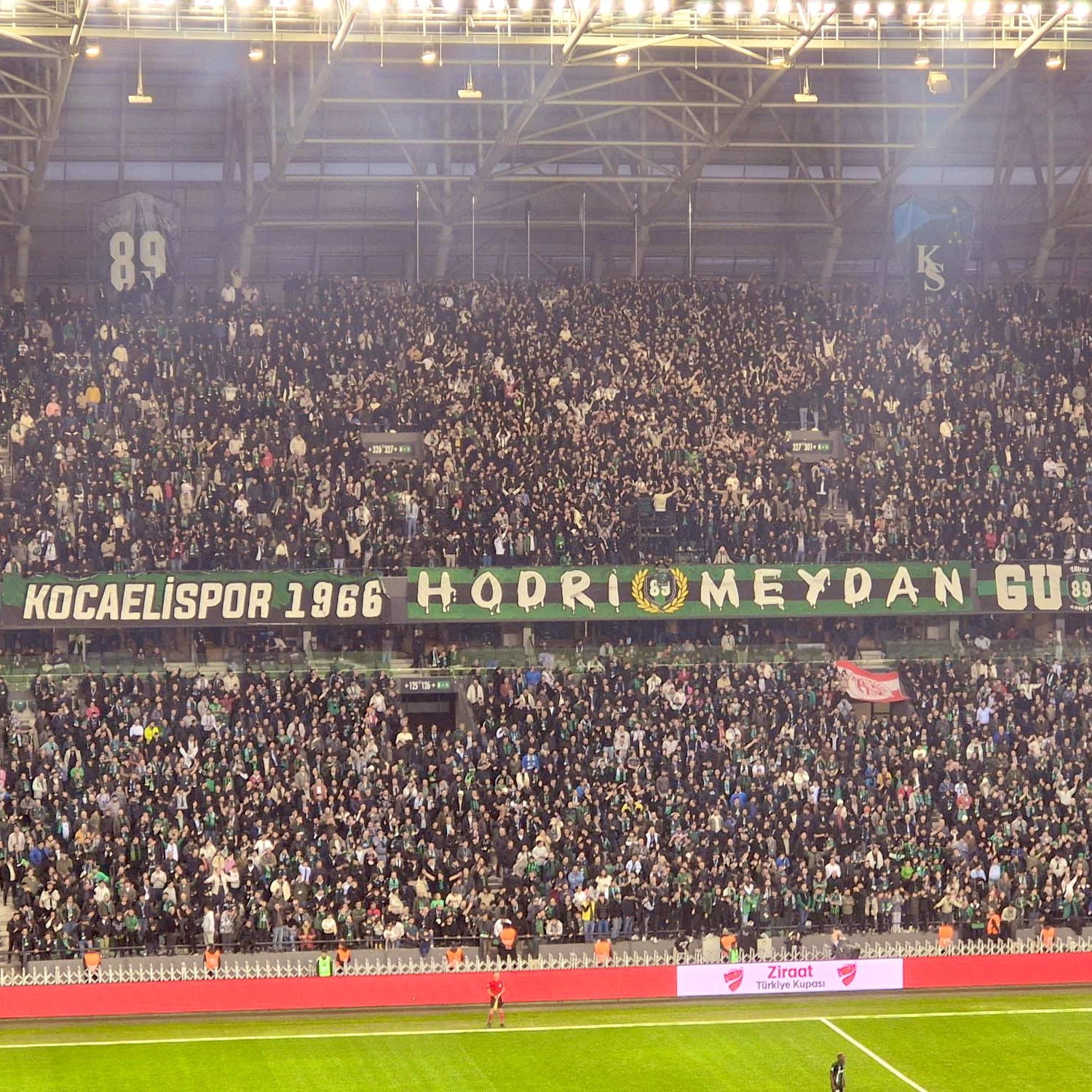 Kocaelispor-Beşiktaş maçında tribünden düşerek ağır yaralanan Harda Kaçmaz kaldırıldığı hastanede hayatını kaybetti