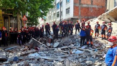 İstanbul’un Küçükçekmece ilçesinde yıkımı gerçekleştirilen bir bina, kontrolsüz şekilde yan tarafta bulunan apartmanın üzerine devrildi