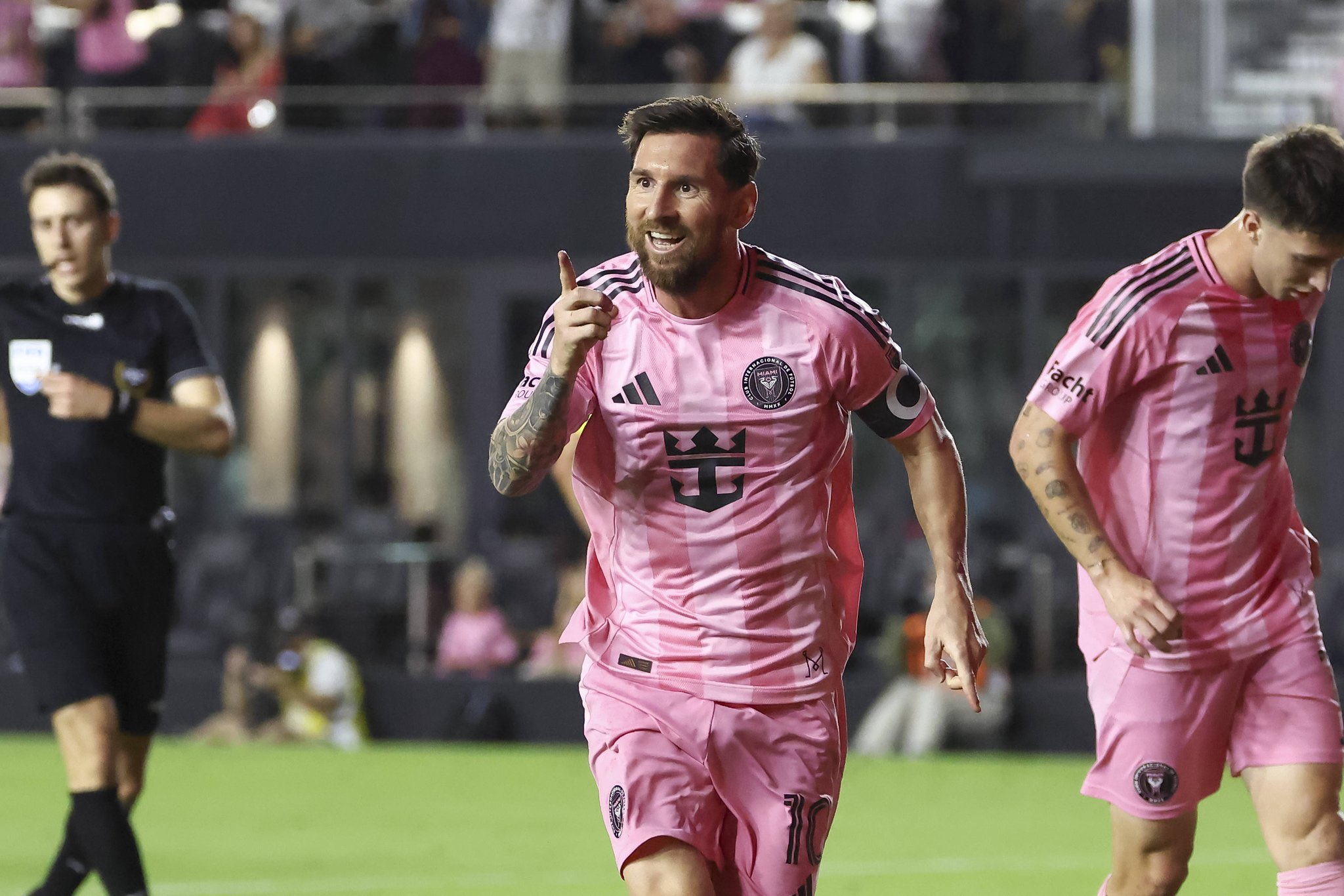 Inter Miami’nin Los Angeles FC’ye 3-0 yenildiği maç sonrası Lionel Messi’nin saldırmaya çalıştığı hakeme 5 maç ceza verildi