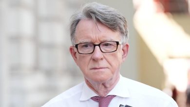 ABD Adalet Bakanlığı’nın açıkladığı yeni Epstein belgelerinde adının geçmesi sonrası Lord Mandelson, İşçi Partisi üyeliğini bıraktığını duyurdu.