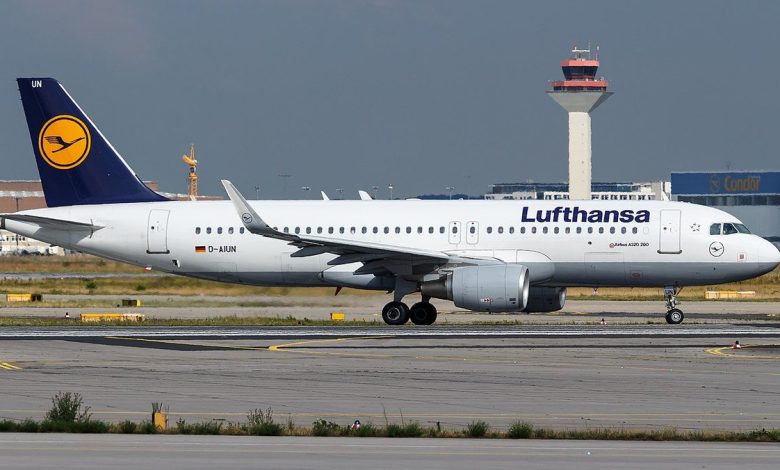 Münih’te 500 yolcu uçakta sabahladı 32 Münih Havalimanı'nda 5 uçuş, yolcular uçağa alındıktan sonra kar yağışı nedeniyle iptal oldu. Otobüs şoförlerinin mesaileri bittiği için 500 yolcu mahsur kaldı