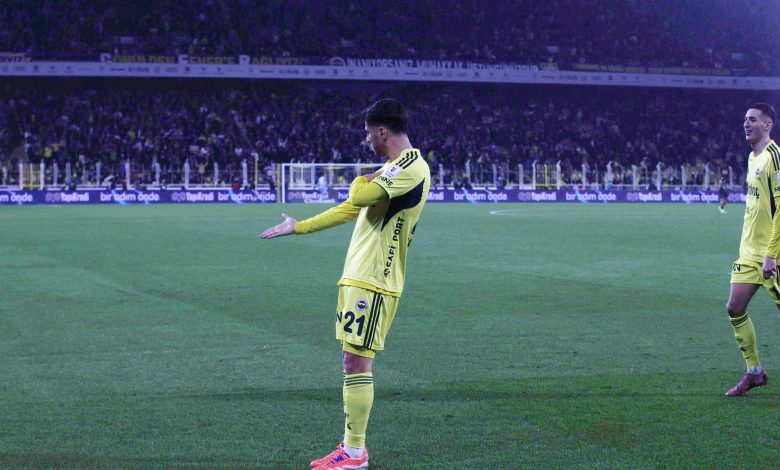 Trendyol Süper Lig'de Galatasaray'ın 3 puan gerisinde yer alan Fenerbahçe, Kocaelispor deplasmanında 3 puanı aldı