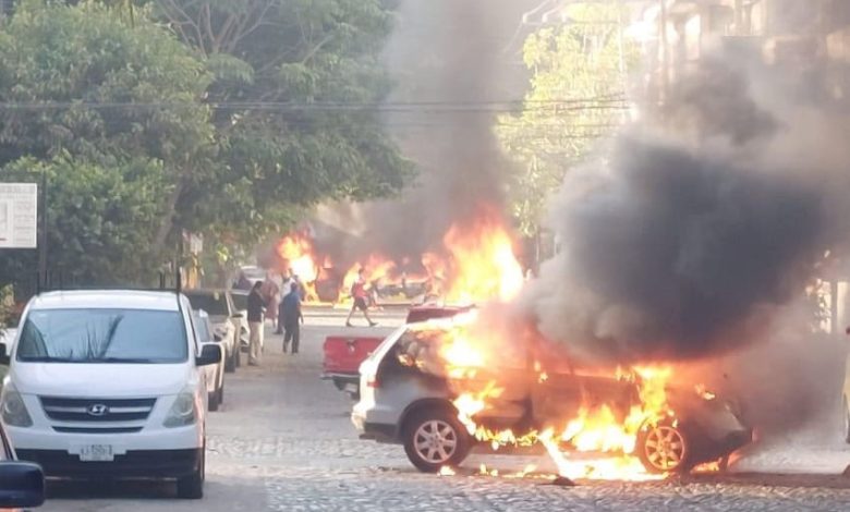 Meksika ordusunun CJNG lideri El Mencho’yu öldürdüğü operasyonun ardından birçok eyalette yol kapatmalar, araç kundaklamaları ve güvenlik alarmı yaşandı.