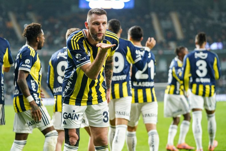 Fenerbahçe'nin Nottingham Forest'a 3-0 yenildiği maçta sakatlanan Milan Skriniar, 1.5 ay sahalardan uzak kalacak