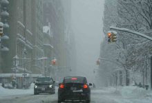 ABD'nin doğu kıyılarını vuran büyük kar fırtınası sonrası hayat neredeyse durdu. Binlerce uçuş iptal olurken yüzbinlerce kişi elektriksiz kaldı