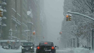 ABD'nin doğu kıyılarını vuran büyük kar fırtınası sonrası hayat neredeyse durdu. Binlerce uçuş iptal olurken yüzbinlerce kişi elektriksiz kaldı
