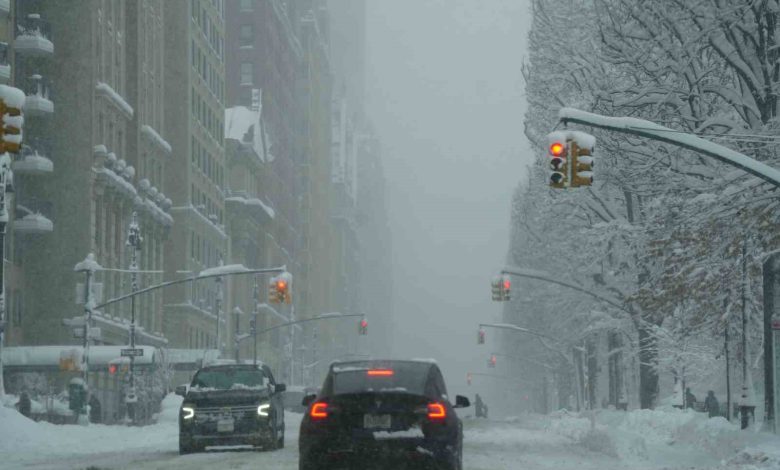 ABD'nin doğu kıyılarını vuran büyük kar fırtınası sonrası hayat neredeyse durdu. Binlerce uçuş iptal olurken yüzbinlerce kişi elektriksiz kaldı