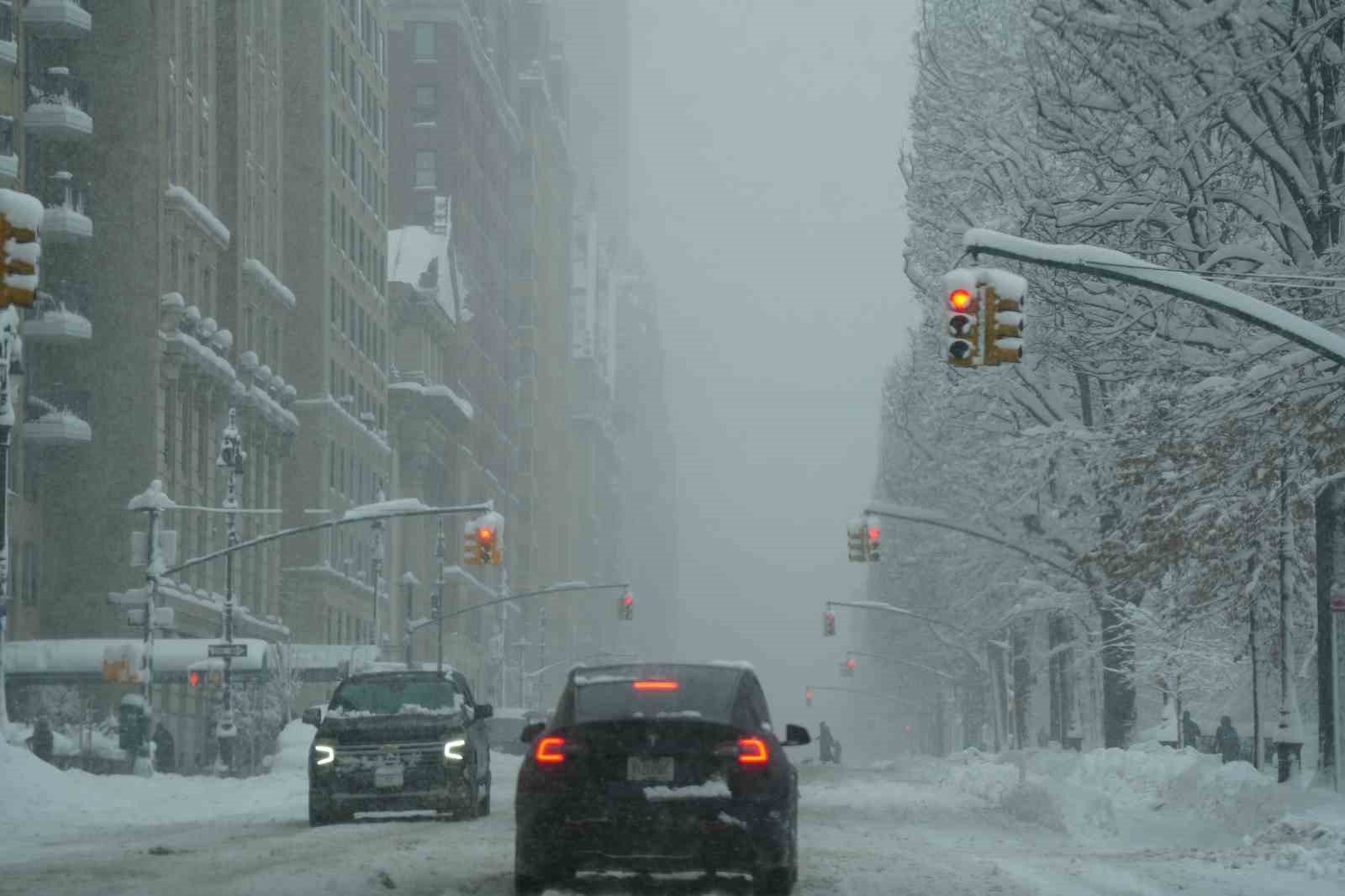 ABD yoğun kara teslim oldu 1 ABD'nin doğu kıyılarını vuran büyük kar fırtınası sonrası hayat neredeyse durdu. Binlerce uçuş iptal olurken yüzbinlerce kişi elektriksiz kaldı