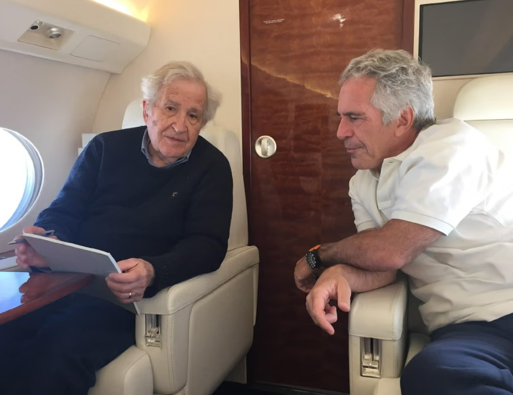 Epstein ile ilişkileri nedeniyle gündeme gelen Noam Chomsky ve eşi Valeria Chomsky, kamuoyundan özür diledi.