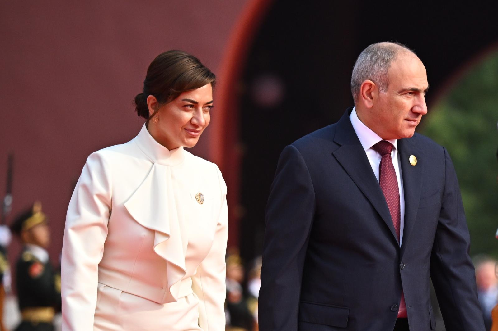 Anna Hakobyan, uzun süredir birlikte olduğu ve dört çocukları olan partneri Ermenistan Başbakanı Nikol Paşinyan'dan ayrıldığını açıkladı