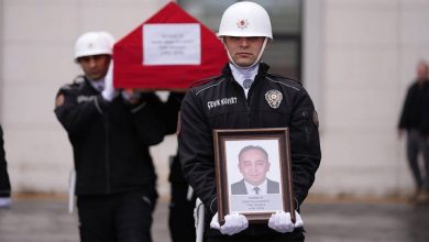 Ankara’nın Yenimahalle ilçesinde rutin araç muayenesi sırasında çıkan tartışmada darp edilen 44 yaşındaki polis memuru Melih Okan Keskin, tedavi gördüğü hastanede yaşamını yitirdi