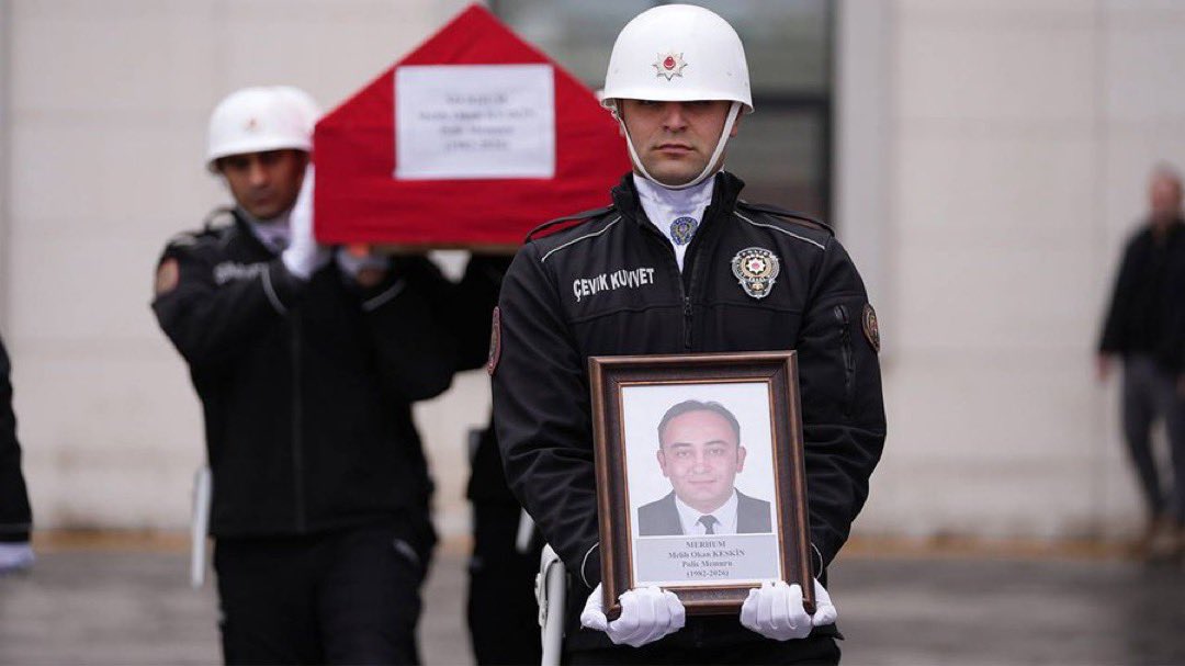 Ankara’nın Yenimahalle ilçesinde rutin araç muayenesi sırasında çıkan tartışmada darp edilen 44 yaşındaki polis memuru Melih Okan Keskin, tedavi gördüğü hastanede yaşamını yitirdi