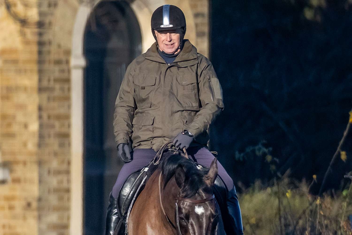 Epstein dosyalarındaki yeni ifşalar ve kamuoyundaki tepkinin ardından Prens Andrew’e at binme yasağı getirildiği öne sürüldü.