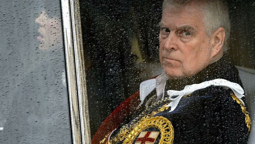 Epstein dosyalarında adı geçen ve Prens Andrew olarak bilinen Andrew Mountbatten-Windsor, kamu görevini kötüye kullanma iddiasıyla gözaltına alındı
