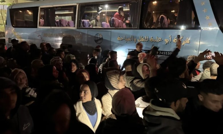 Refah Sınır Kapısı’nın kısmi olarak yeniden açılması sosyal medyada sevinç görüntüleriyle yansıdı.