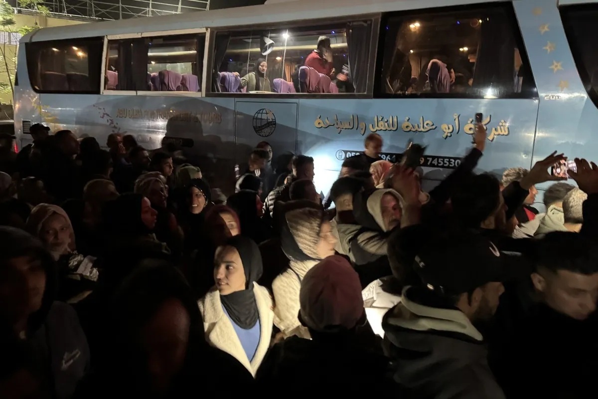 Refah Sınır Kapısı’nın kısmi olarak yeniden açılması sosyal medyada sevinç görüntüleriyle yansıdı.