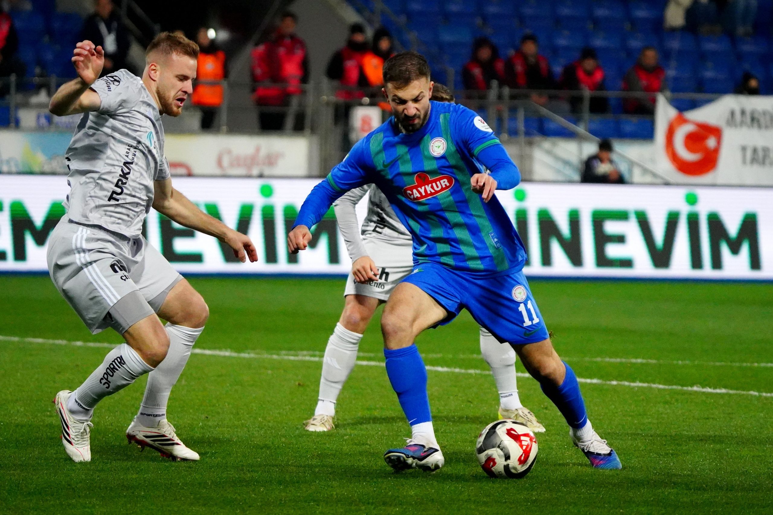 Çaykur Rizespor'dan altın galibiyet 1 Trendyol Süper Lig’de 6 maçtır kazanamayan Çaykur Rizespor, Kocaelispor’u 2-0 mağlup ederek nefes aldı