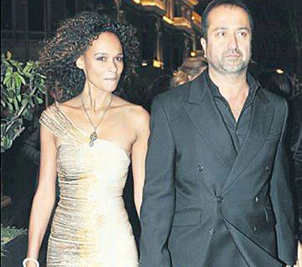 Serdar Bilgili'nin unutulmayan aşkı: Amelie Latournald 1 Serdar Bilgili ile Amelie Latournald ilişkisi, aradan geçen yıllara rağmen hafızalardan silinmeyen birlikteliklerden biri olarak anılmaya devam ediyor.