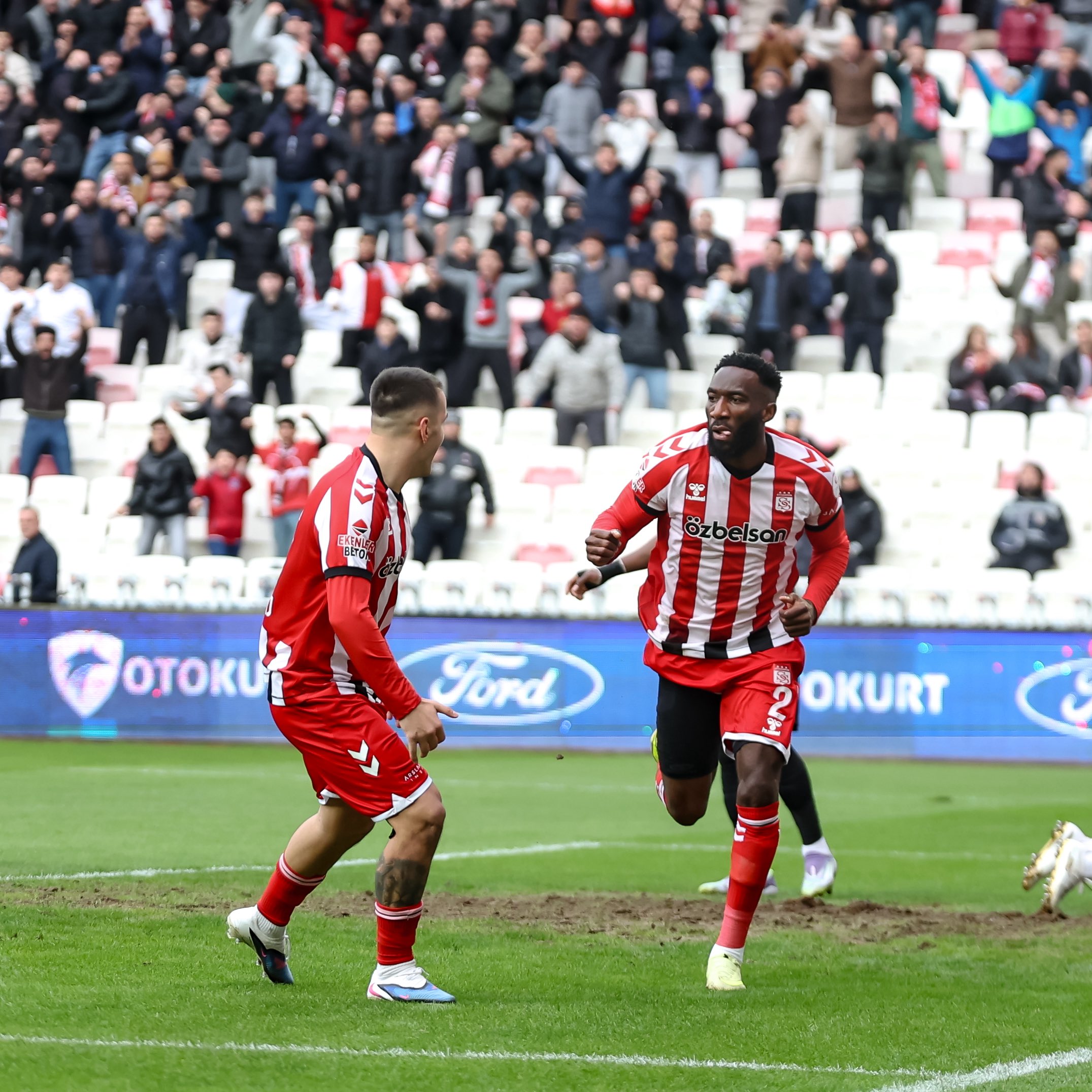 Sivasspor 3-1'i koruyamadı 1 Sivasspor yeni teknik direktörü İsmet Taşdemir ile ilk maçında 3-1 öne geçtiği Vanspor ile 3-3 berabere kaldı