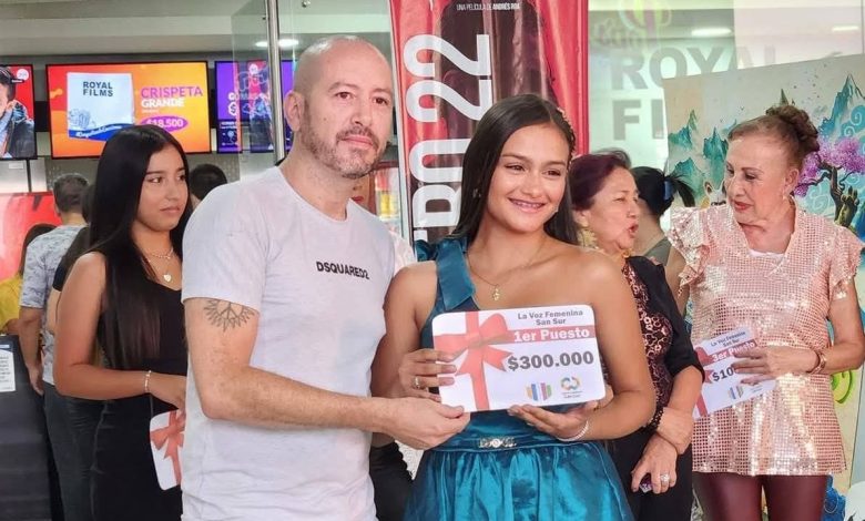 The Voice Kids’in genç yıldızı feci kazada hayatını kaybetti 48 Kolombiya’da yolun karşısına geçerken bir aracın altında kalan 19 yaşındaki şarkıcı Nicole Valeria Vargas Gomez yaşamını yitirdi.
