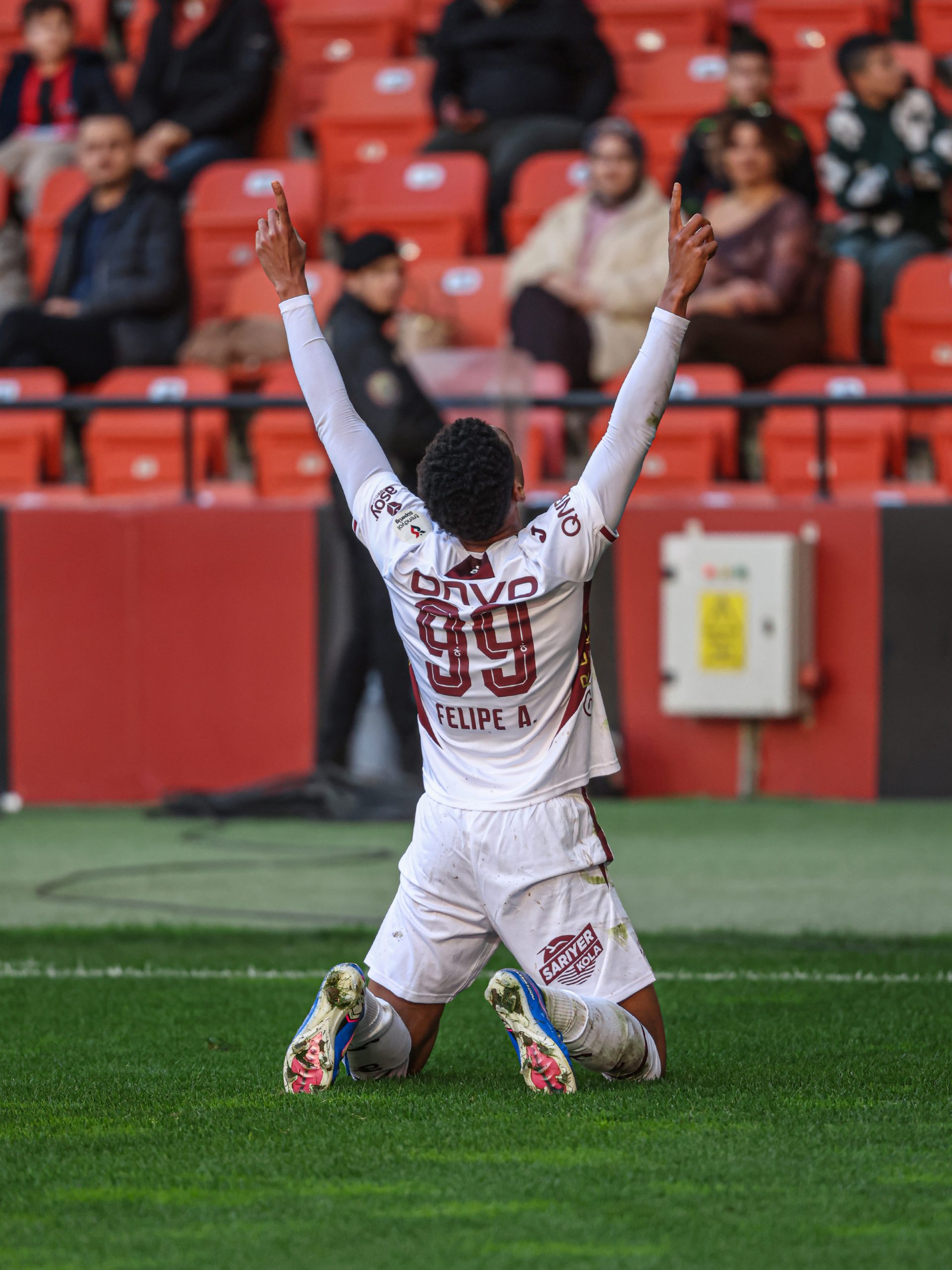 Trabzonspor geri döndü 1 Geçen hafta evinde Fenerbahçe'ye 3-2 kaybeden Trabzonspor, Gaziantep FK deplasmanında kazanmayı bildi