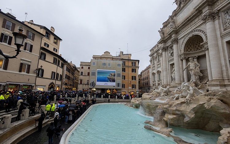 Roma’nın simge yapılarından Trevi Çeşmesi’ni yakından görmek isteyen turistler, bugünden itibaren belirli saatlerde 2 avro giriş ücreti ödeyecek.