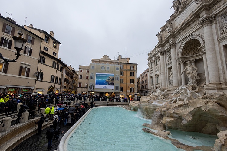 Roma’nın simge yapılarından Trevi Çeşmesi’ni yakından görmek isteyen turistler, bugünden itibaren belirli saatlerde 2 avro giriş ücreti ödeyecek.