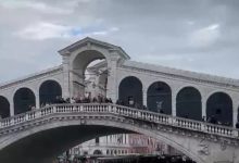 Venedik’te Ponte di Rialto yakınlarında yaşanan saldırıda, bir genç kadını tacizden korumaya çalışan 22 yaşındaki İtalyan boynundan bıçaklandı.