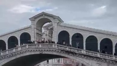 Venedik’te Ponte di Rialto yakınlarında yaşanan saldırıda, bir genç kadını tacizden korumaya çalışan 22 yaşındaki İtalyan boynundan bıçaklandı.