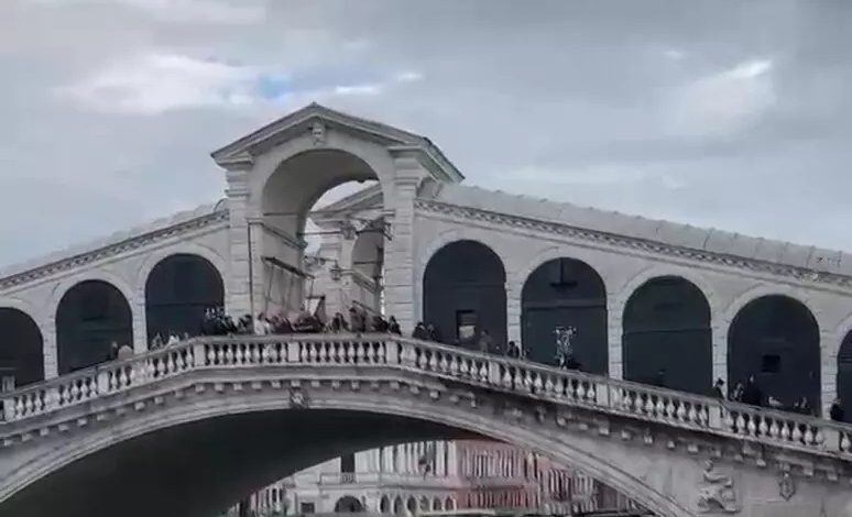 Venedik’te Ponte di Rialto yakınlarında yaşanan saldırıda, bir genç kadını tacizden korumaya çalışan 22 yaşındaki İtalyan boynundan bıçaklandı.