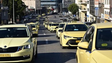 Yunanistan'da taksiciler kontak kapattı! 16 Yunanistan’ın başkenti Atina’da taksi şoförleri, Attiki Taksiciler Sendikasının (SATA) çağrısıyla bu sabah itibarıyla greve başladı.
