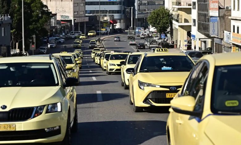 Yunanistan’ın başkenti Atina’da taksi şoförleri, Attiki Taksiciler Sendikasının (SATA) çağrısıyla bu sabah itibarıyla greve başladı.