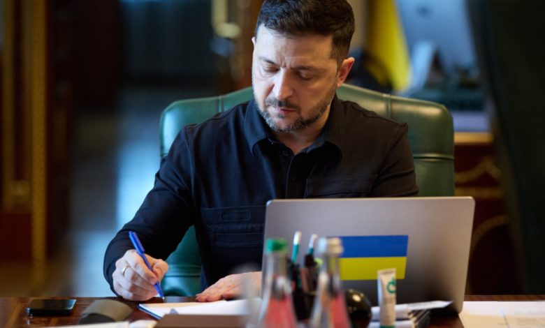 Volodimir Zelenski, başkent Kiev’de binlerce kişinin ısınma sorunu yaşadığını duyurdu.