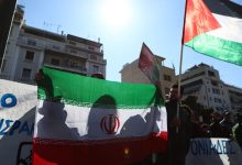 Yunanistan’ın başkenti Atina’da ABD ve İsrail’in İran’a yönelik saldırıları yürüyüşle protesto edildi.