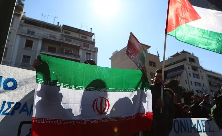 Yunanistan’ın başkenti Atina’da ABD ve İsrail’in İran’a yönelik saldırıları yürüyüşle protesto edildi.