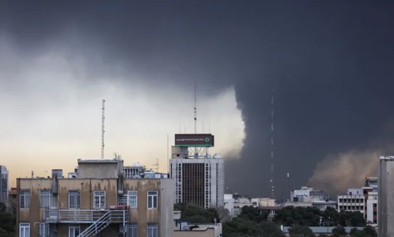 ABD İran Savaşı! BAE'den savaş mesajı 11 ABD İran Savaşı! BAE Savunma Bakanlığı, İran’dan gelen balistik füze ve insansız hava araçlarının engellendiğini açıkladı.