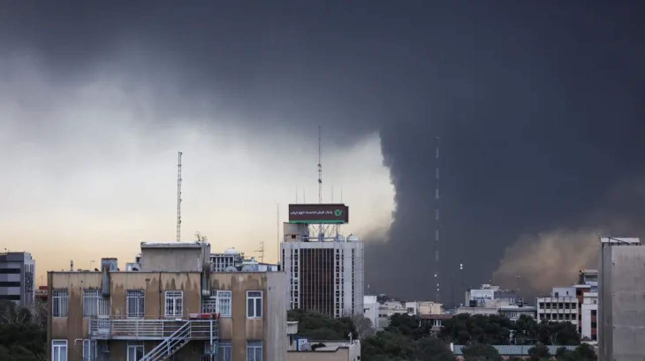 ABD İran Savaşı! BAE Savunma Bakanlığı, İran’dan gelen balistik füze ve insansız hava araçlarının engellendiğini açıkladı.