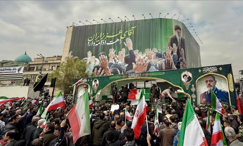 ABD İran Savaşı! ABD ve İsrail saldırılarında hayatını kaybeden İranlı komutanlar için Tahran’da cenaze töreni düzenlendi.